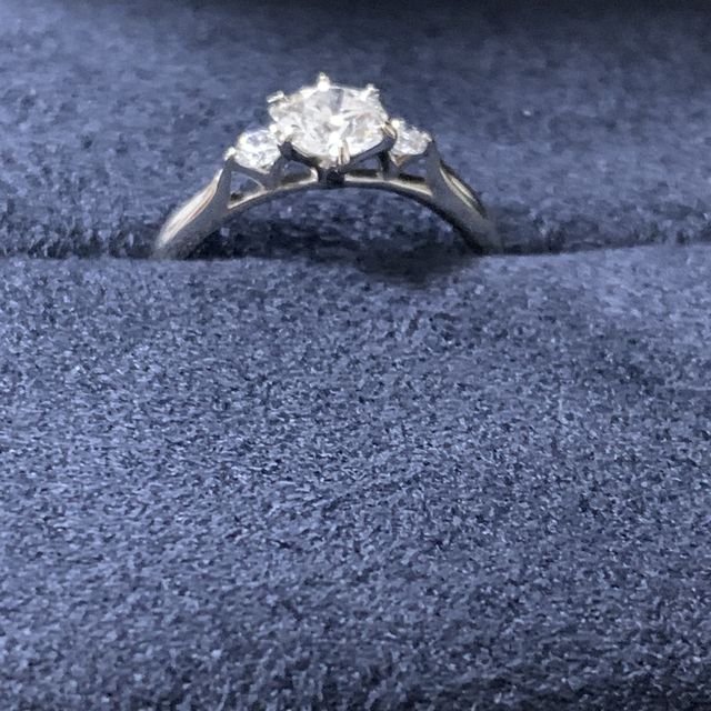 【ラザール ダイヤモンド(LAZARE DIAMOND)の口コミ】 新作のデザインであり、指輪のデザインが横から見てもダイヤモンドの潜在…