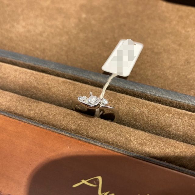 【アンジェリックフォセッテ(Angelique Fossette)の口コミ】 他にはなかなか無さそうな、アシンメトリーで個性的な形が気になって試着…