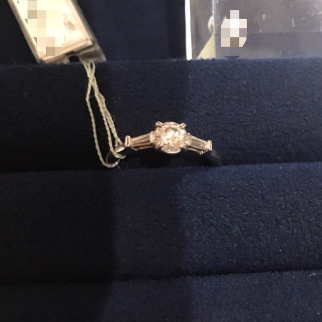 【Foulason(フレゾン)の口コミ】 中央のダイヤモンドの両サイドに四角いダイヤモンドがついている指輪は初…