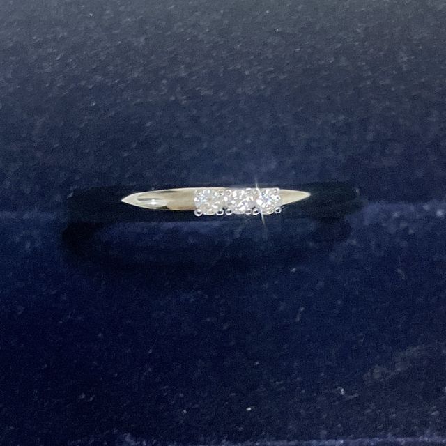 【4℃ BRIDAL(ヨンドシーブライダル)の口コミ】 主張しすぎない、3つの小ぶりのダイヤがとても綺麗で可愛く、気に入りまし…