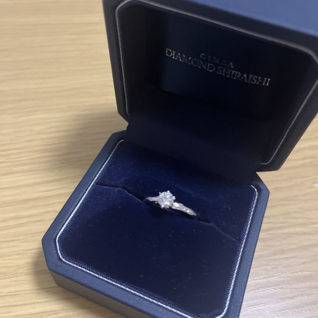 【銀座ダイヤモンドシライシの口コミ】 デザインが可愛くとても気に入りました。
ダイヤの両側にも小さなダイヤが…