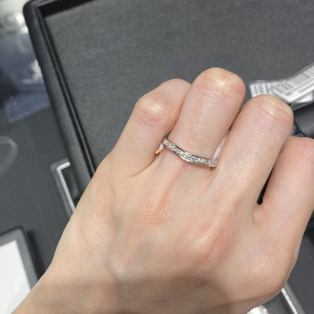 【エクセルコダイヤモンド(EXELCO DIAMOND)の口コミ】 ハーフエタニティでV字を探していました。
また、婚約指輪と重ねた時にも…