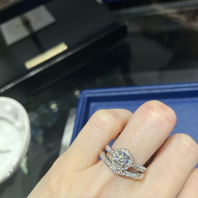 【銀座ダイヤモンドシライシの口コミ】 V字のハーフエタニティでキラキラ感がとても可愛かったです。また角が丸く…