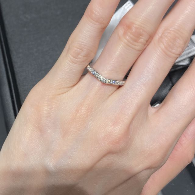 【銀座ダイヤモンドシライシの口コミ】 V字のハーフエタニティでキラキラ感がとても可愛かったです。また角が丸く…