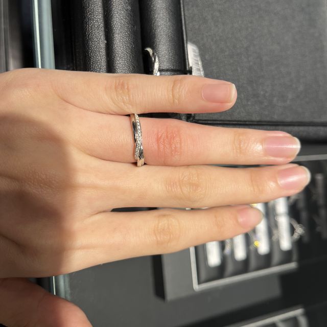 【エクセルコダイヤモンド(EXELCO DIAMOND)の口コミ】 キラキラとダイヤが入ってて光に当たると綺麗。豪ジャス感もありセットリ…