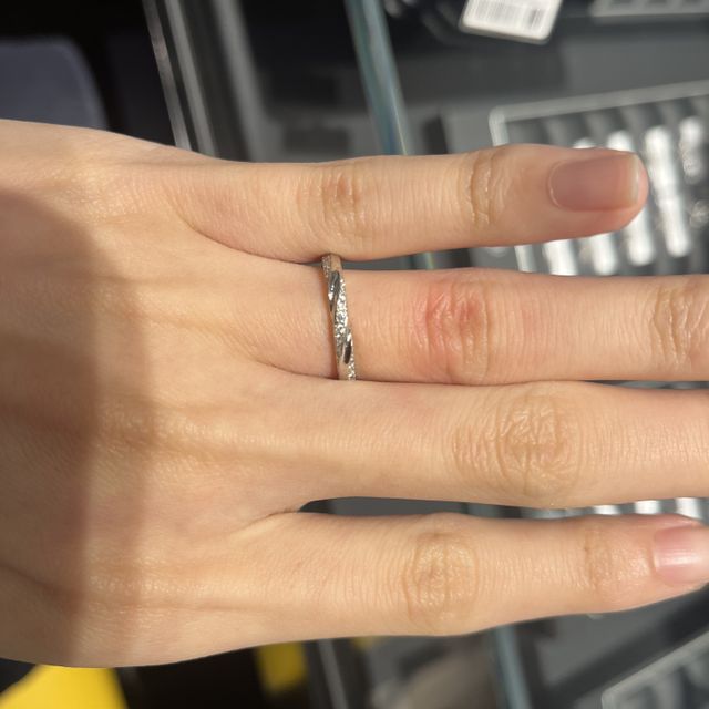 【エクセルコダイヤモンド(EXELCO DIAMOND)の口コミ】 ダイヤモンドが華やかで綺麗。角度を変えるたびにキラキラする。値段も自…