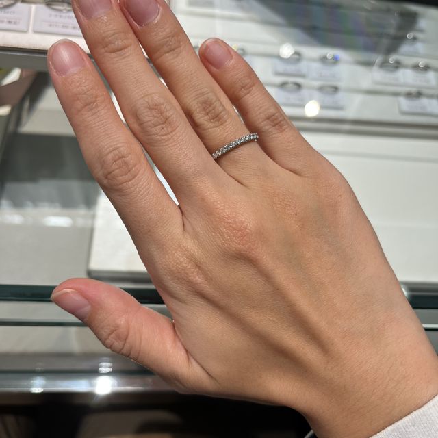 【アイプリモ(I-PRIMO)の口コミ】 婚約指輪としてハーフエタニティリングを試着しました。
よくある1粒ダイ…