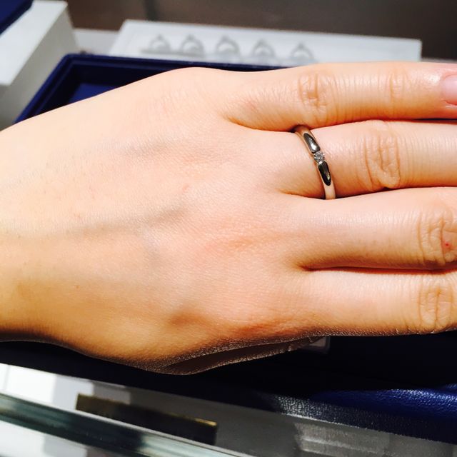 【銀座ダイヤモンドシライシの口コミ】 リングのつなぎ目にダイアモンドがはまっているデザインです。一粒ダイア…