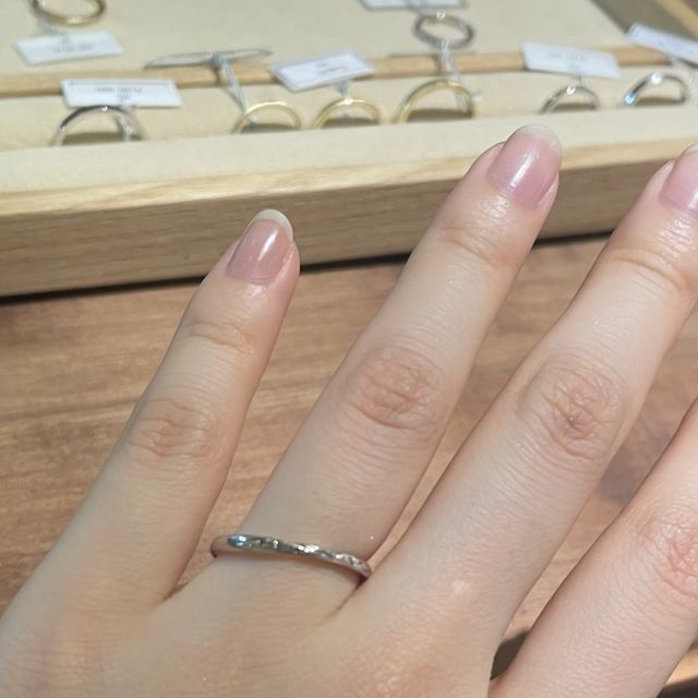 【ith(イズ)の口コミ】 すこしねじれたようなデザインで、ダイヤが細かく入っているので手を傾け…