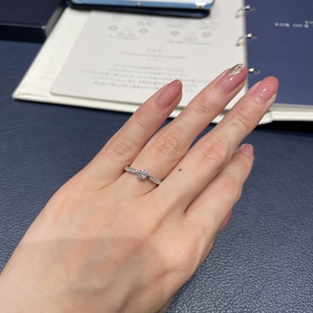 【ROYAL ASSCHER(ロイヤル・アッシャー)の口コミ】 カッターズブランドなだけあり、ダイヤモンドの輝きが綺麗です。ロイヤル…