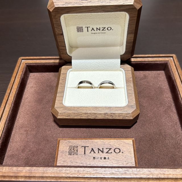 【TANZO.(鍛造指輪)の口コミ】 素材や色あいを加味して自分たちでデザインを考えられた事が決め手です。…