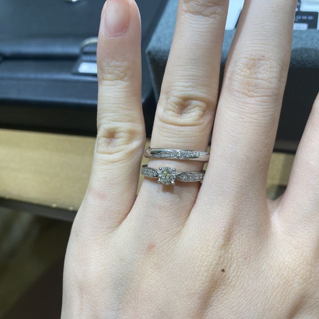 【ラザール ダイヤモンド(LAZARE DIAMOND)の口コミ】 斜めにダイヤのラインがはいっているのはこのデザインくらいだったと思い…