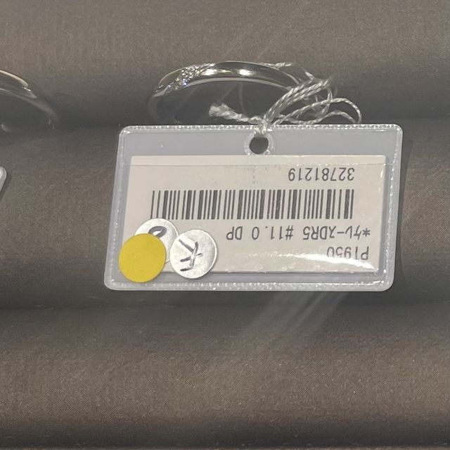 【アイプリモ(I-PRIMO)の口コミ】 斜めに石が入っているデザインです。角度によってきらきらと輝くので、一…