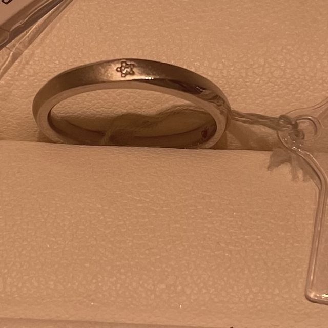 【Wish upon a star(ウィッシュアポンアスター)の口コミ】 お花のような形の石の埋め込み方が可愛らしいと思い試着してみました。
指…