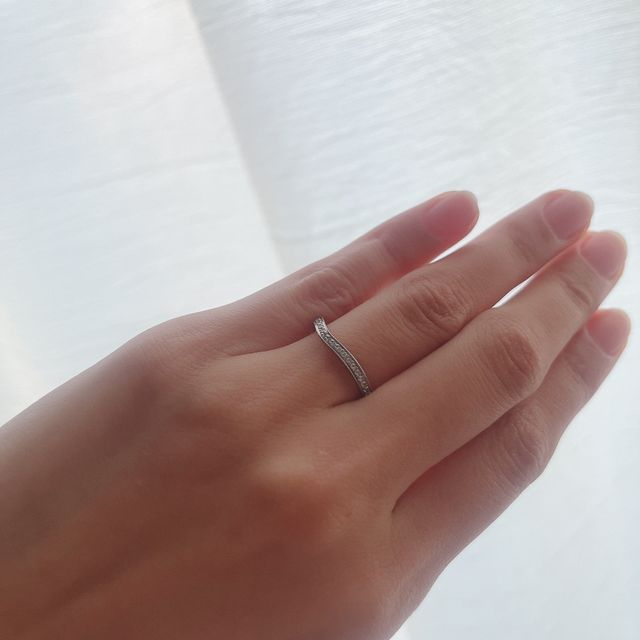 【カルティエ(Cartier)の口コミ】 シンプルながらも、存在感のある指輪を探していました。この指はV字のカー…