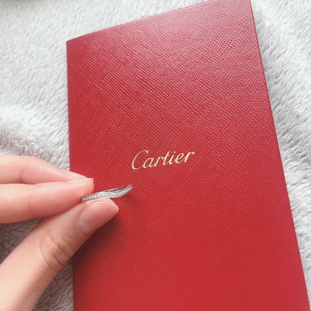 【カルティエ(Cartier)の口コミ】 シンプルながらも、存在感のある指輪を探していました。この指はV字のカー…