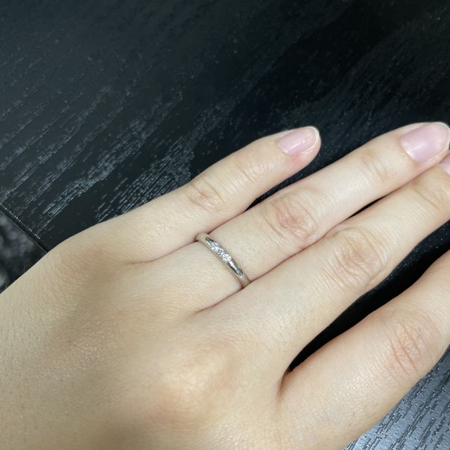 【4℃ BRIDAL(ヨンドシーブライダル)の口コミ】 シンプルなものを探していたので、指輪の太さとダイヤの数を選べてちょう…