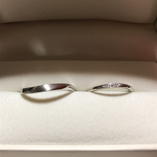 【RosettE(ロゼット)の口コミ】 結婚指輪にも、さり気なくダイヤが入っており、尚且つ嵌め込み型のデザイ…