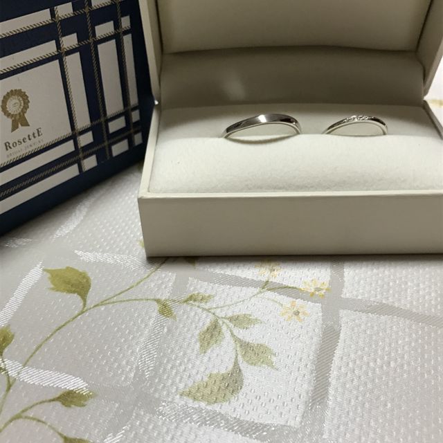 【RosettE(ロゼット)の口コミ】 結婚指輪にも、さり気なくダイヤが入っており、尚且つ嵌め込み型のデザイ…