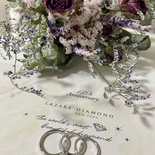 【ラザール ダイヤモンド(LAZARE DIAMOND)の口コミ】 婚約指輪との重ね付けのマッチ具合がとてもキレイなところがお気に入りで…