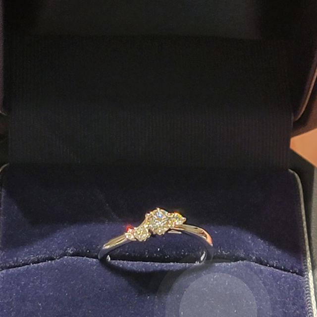 【銀座ダイヤモンドシライシの口コミ】 いろいろ指輪を見てなやみましたが、最終的にウェーブタイプの指輪に決め…