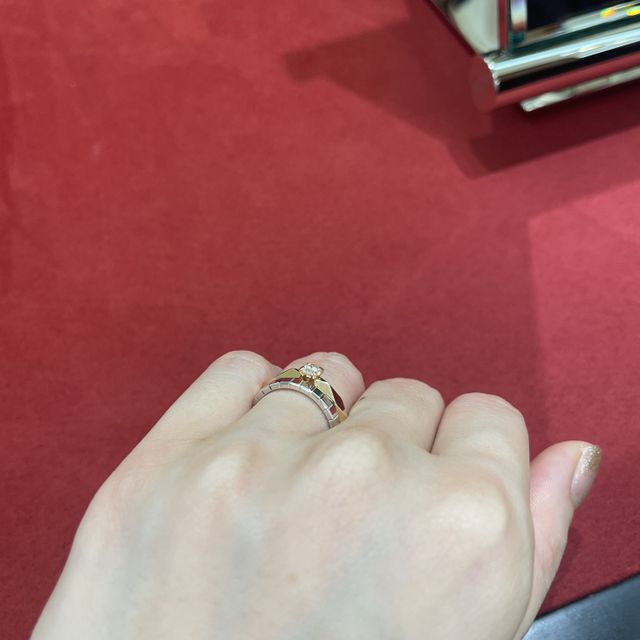 【ショパール(Chopard)の口コミ】 アイスキューブを試着しました。
結婚指輪としては少し捻ったコンテンポラ…