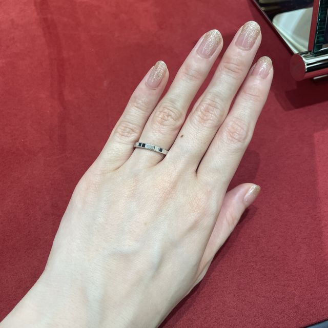 【ショパール(Chopard)の口コミ】 アイスキューブを試着しました。
結婚指輪としては少し捻ったコンテンポラ…