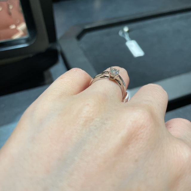 【ヴァン クリーフ＆アーペル(Van Cleef & Arpels)の口コミ】 1粒ダイヤの王道デザインのリングで、ダイヤに掛けてリングが細くなってい…