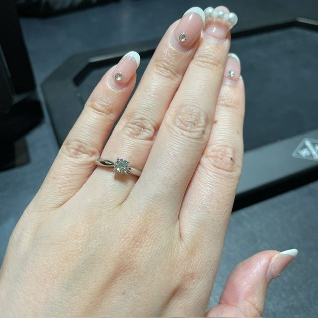 【ヴァン クリーフ＆アーペル(Van Cleef & Arpels)の口コミ】 1粒ダイヤの王道デザインのリングで、ダイヤに掛けてリングが細くなってい…