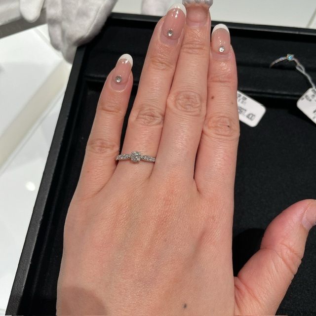 【ティファニー(Tiffany & Co.)の口コミ】 ハーフエタニティの部分は2列に小さなダイヤが敷き詰められているのでこれ…