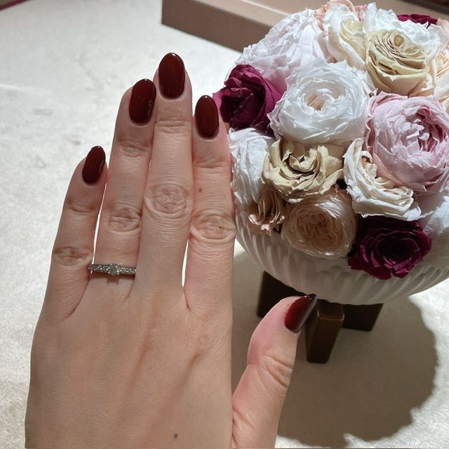 【ブルガリ(BVLGARI)の口コミ】 ハーフエタニティが真ん中の1粒ダイヤに向かって若干太くなっているような…