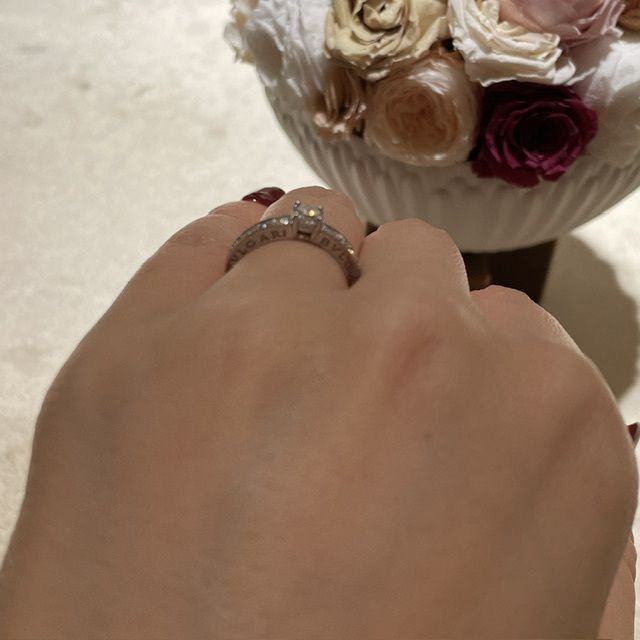【ブルガリ(BVLGARI)の口コミ】 ハーフエタニティが真ん中の1粒ダイヤに向かって若干太くなっているような…