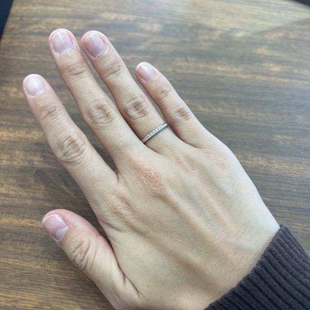 【4℃ BRIDAL(ヨンドシーブライダル)の口コミ】 ストレートでシンプルなので結婚指輪らしさがありつつ、ダイヤモンドが5石…