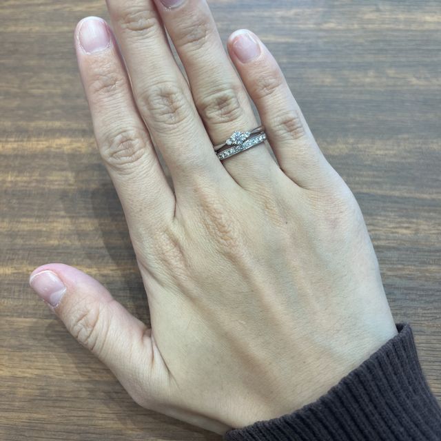 【4℃ BRIDAL(ヨンドシーブライダル)の口コミ】 ハーフエタニティリングでダイヤモンドの数も多くゴージャスな雰囲気があ…