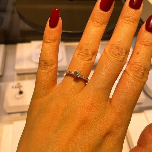 【ブシュロン(BOUCHERON)の口コミ】 ハーフエタニティの部分が全て同じ太さで同じ大きさのダイヤがあしらわれ…