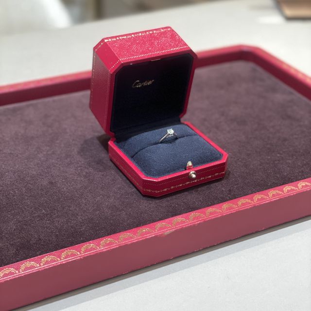 【カルティエ(Cartier)の口コミ】 結婚指輪と重ね付けしても違和感がないデザインが良いと思っていたので、…