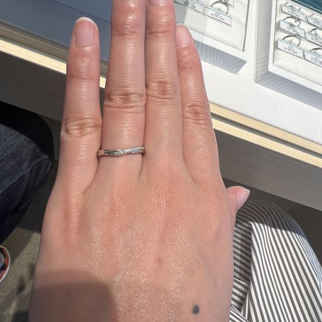 【銀座ダイヤモンドシライシの口コミ】 ゴツゴツした指にコンプレックスがありましたが、緩やかなVラインが指をす…