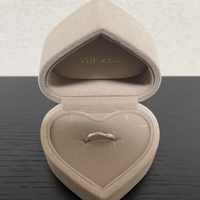 【THE KISS(ザ・キッス)の口コミ】 指が太いのが悩みで店員さんにおすすめを聞くと
細く見えるようにひねりが…