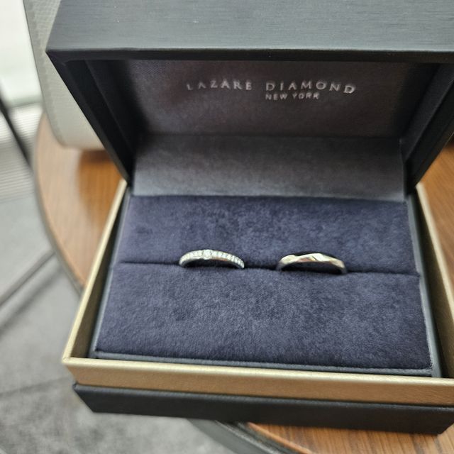 【ラザール ダイヤモンド(LAZARE DIAMOND)の口コミ】 婚約品として時計をいただいたので、結婚指輪は華やかなものを考えていま…