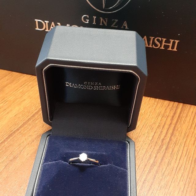 【銀座ダイヤモンドシライシの口コミ】 デザインはお店のカタログから選びました。
(見本を試しましたが、ダイヤ…