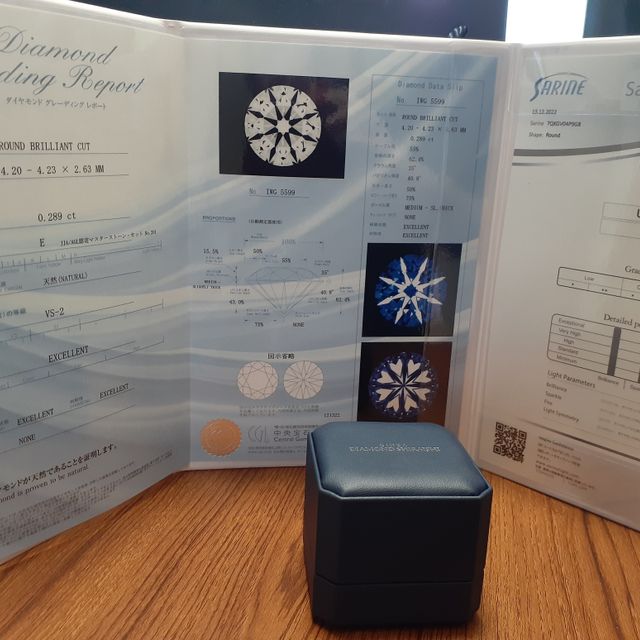 【銀座ダイヤモンドシライシの口コミ】 デザインはお店のカタログから選びました。
(見本を試しましたが、ダイヤ…