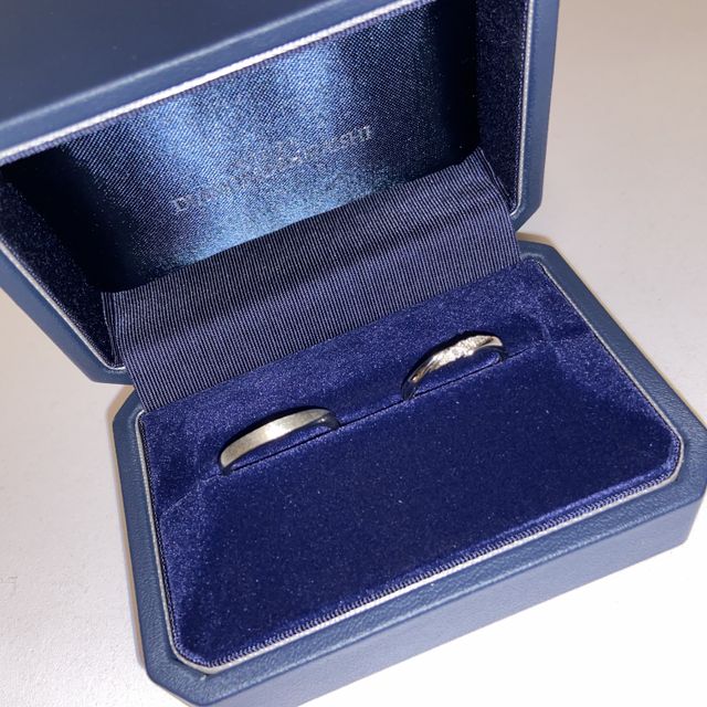 【銀座ダイヤモンドシライシの口コミ】 何店舗か見ましたがこれをつけた瞬間馴染みがよく
手が綺麗に見えるデザイ…