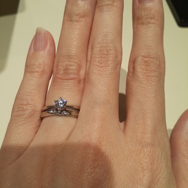 【アイプリモ(I-PRIMO)の口コミ】 婚約指輪はシンプルなデザインなソリティアタイプが希望で、結婚指輪はウ…
