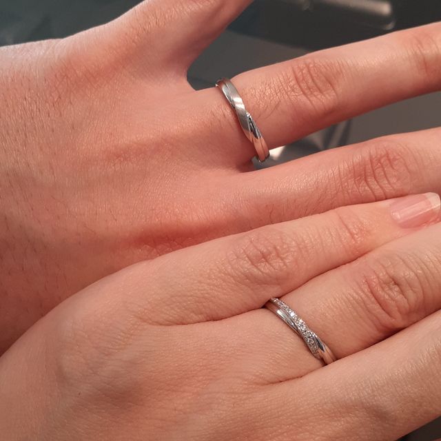 【エクセルコダイヤモンド(EXELCO DIAMOND)の口コミ】 ウェーブデザインで探していて、キラキラしていてダイヤモンドの輝きも素…