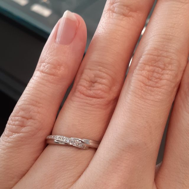 【エクセルコダイヤモンド(EXELCO DIAMOND)の口コミ】 ウェーブデザインで探していて、キラキラしていてダイヤモンドの輝きも素…