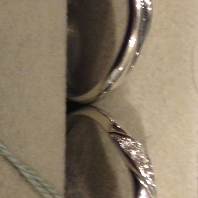 【Something Blue(サムシングブルー)の口コミ】 ゆるく湾曲した指輪で着けてみると、違和感が全くなく指がきれいに見えま…