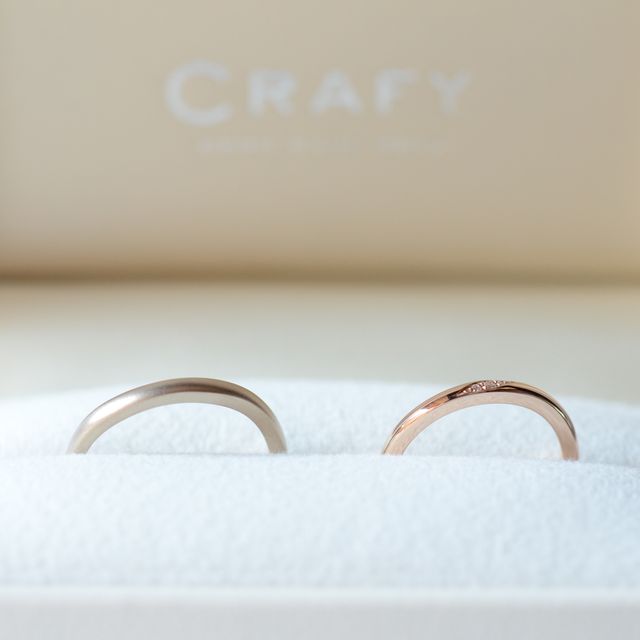 【CRAFY(クラフィ)の口コミ】 程よいウェーブ感に惹かれました。
指の長さを強調できる形で綺麗にみせる…