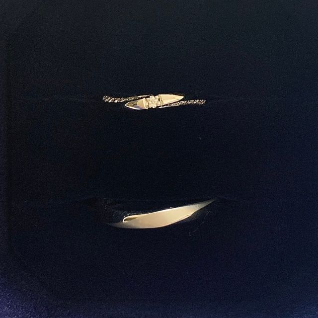 【4℃ BRIDAL(ヨンドシーブライダル)の口コミ】 指輪のデザインは、女性用は、センターにダイヤモンドが1粒、両サイドにダ…