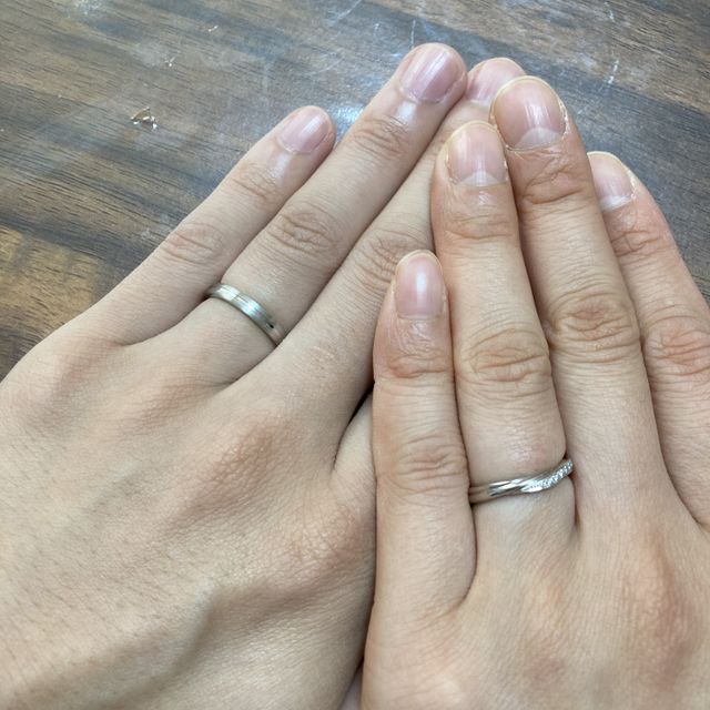 【銀座ダイヤモンドシライシの口コミ】 女性用は指の内側にたくさんダイヤモンドがありますが、外側はシンプルな…