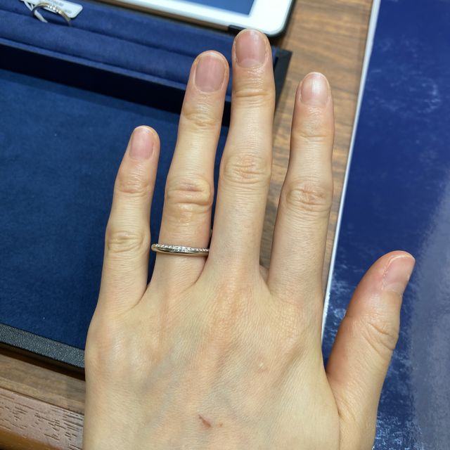 【4℃ BRIDAL(ヨンドシーブライダル)の口コミ】 他とあまり被らないデザインに惹かれました。ダイヤの埋め込まれた位置が…